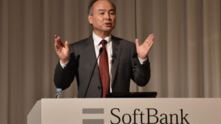 ソフトバンク社長・孫正義の学歴や経歴は?意外な生い立ちに迫る