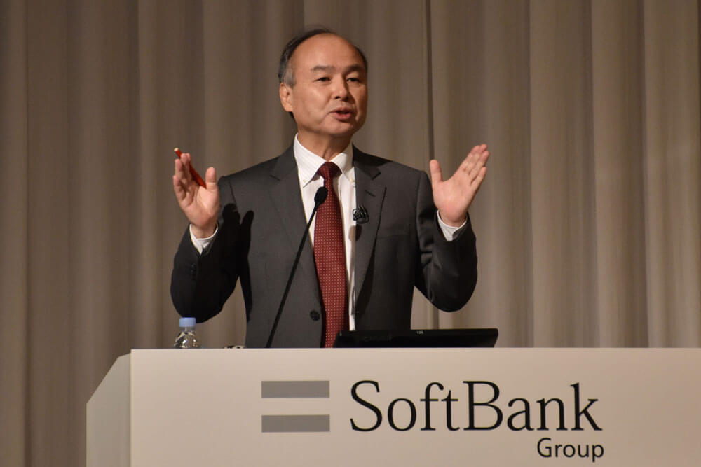 ソフトバンク社長・孫正義の学歴や経歴は?意外な生い立ちに迫る